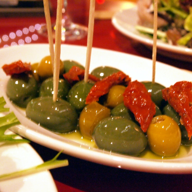 グリーンオリーブのマリネとドライトマト(生ハムとワインの店 グスタヴォ 神楽坂)