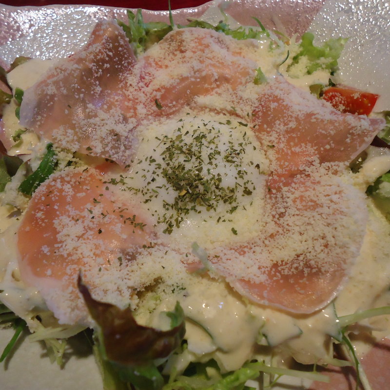 生ハムと温玉のシーザーサラダ(海雲亭 西京極店 （かいうんてい）)