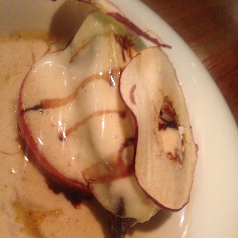 フォアグラと林檎の重ね焼き(富士屋本店グリルバー)