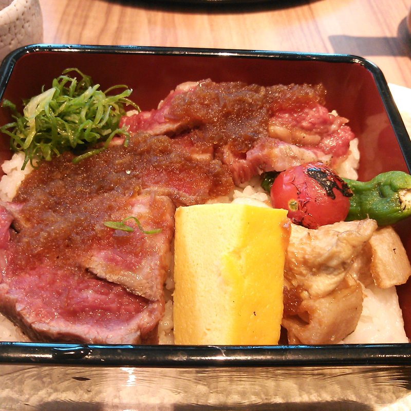 国産牛リブロースステーキ重(和食バル 音音 虎ノ門ヒルズ店)