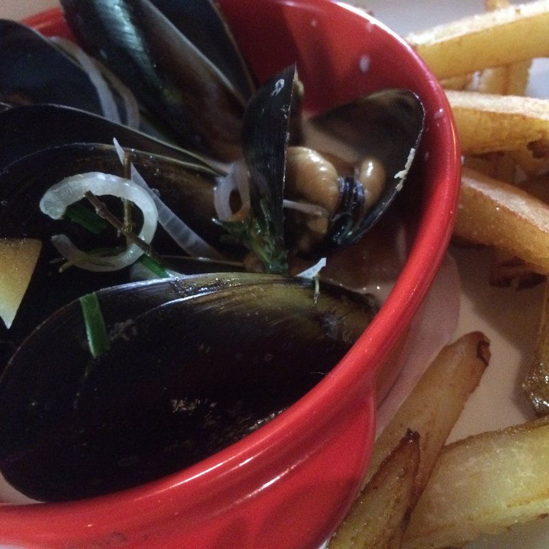 ムール貝の白ワインクリーム蒸しとポテトフライ“マリにエール”(バルマルフレンチ)