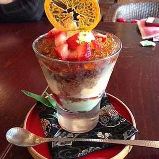 ピスタチオといちごのパフェ(カフェ中野屋)