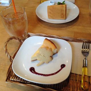 N.Y.ベイクドチーズケーキセット(HAPPY cafe 食堂)