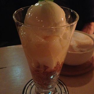白桃のレアチーズパフェ(ブリキボタン CAFE&DINING)