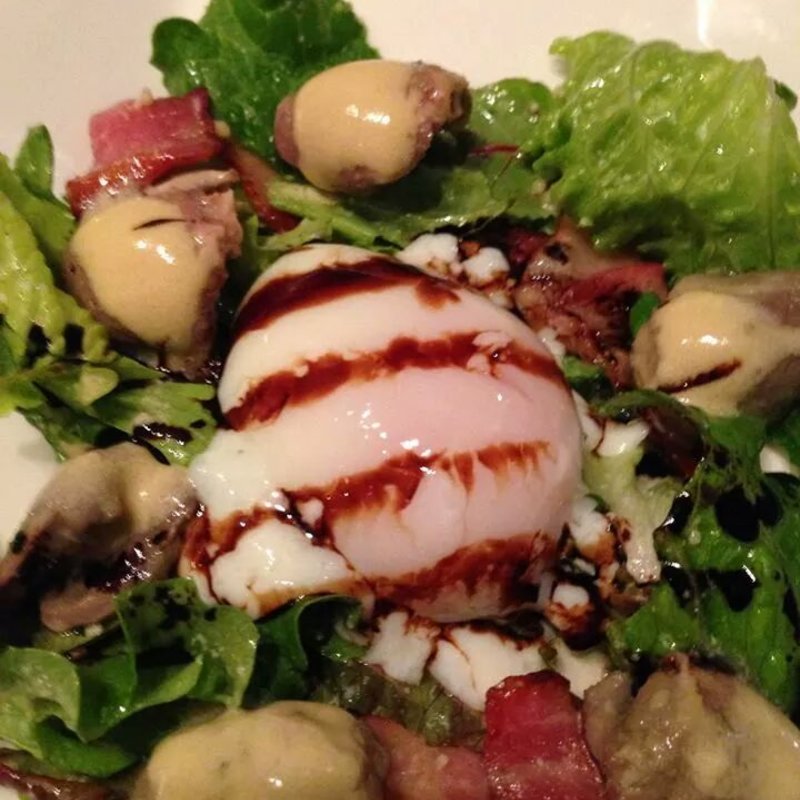 ハツとベーコンサラダ温玉添え(オヤマバル)