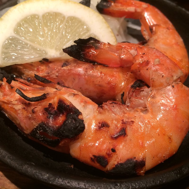 丸ごと有頭エビ2匹(街の肉バル Buff 南森町店)