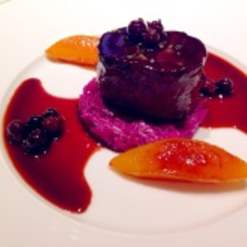 蝦夷鹿ロース肉のポワレ 赤キャベツとパンチェッタのフォンデュ 花梨ヴィネガーで仕上げたリンゴのロティ ソースカシス ジュニパーベリーの香り(ロオジエ （L'OSIER）)