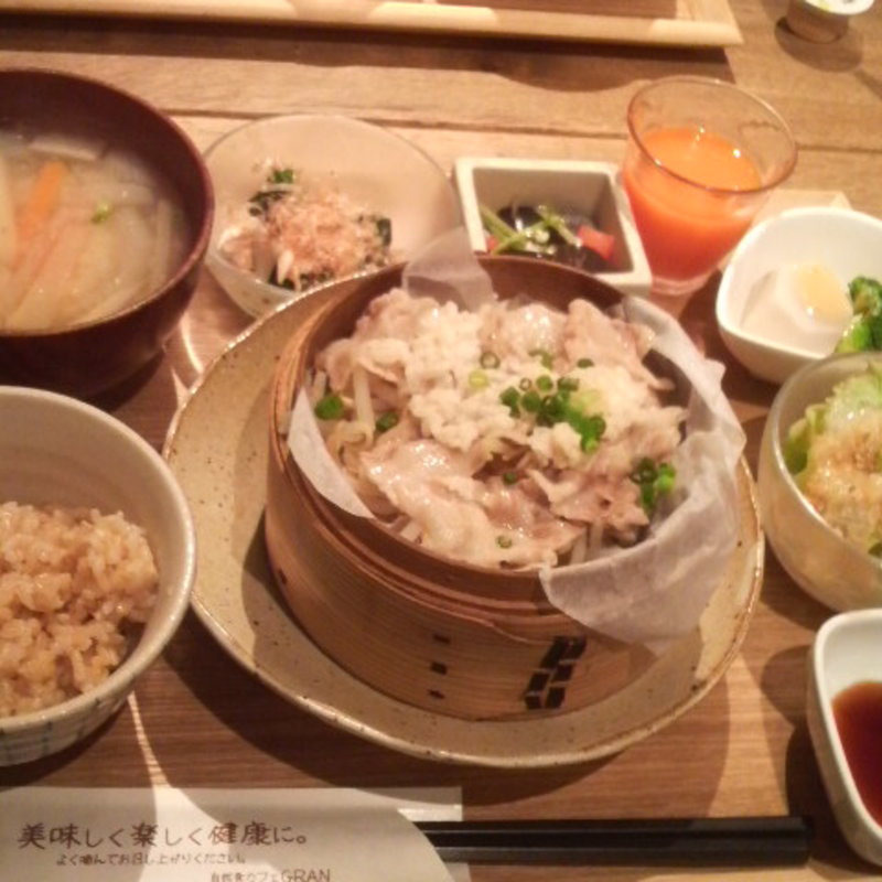 三元豚ともやしの塩こうじ蒸しプレート(自然食カフェGRAN)