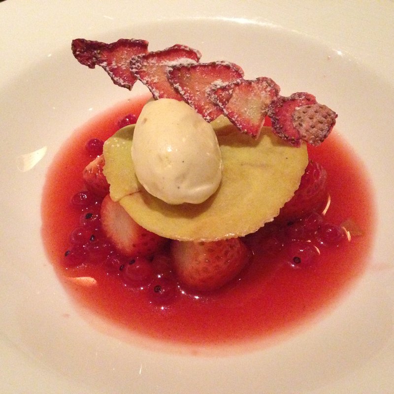 苺のコンポート ミントの香り ミルクのアイスクリームを添えて(Bar&Lounge THE BAR（バー・ラウンジ ザ バー）)