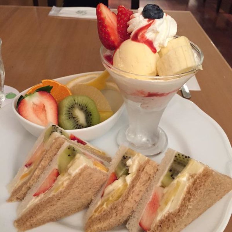 フルーツサンド(ブロッサム＆ブーケ 飯野ビル店 （BLOSSOM&BOUQUET SANDWICH）)