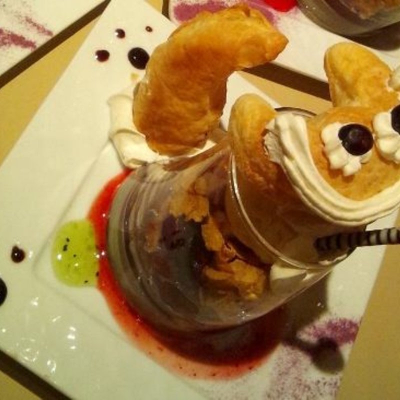 チェシャ猫のミックスベリーパフェ(魔法の国のアリス )