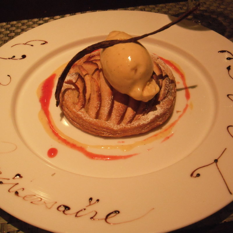 アップルパイ アイスクリーム添え(シェ ケンタロウ)