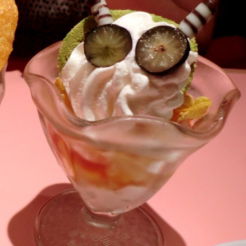 いもむしおじさんの抹茶ロールケーキ・ミニパフェ仕立て(魔法の国のアリス )