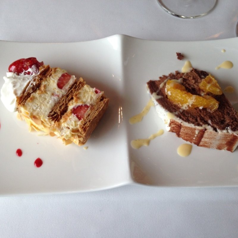 苺のミルフィーユと甘夏みかんのショコラスポンジケーキ(サバティーニ・ディ・フィレンツェ 東京店 （SABATINI di Firenze）)