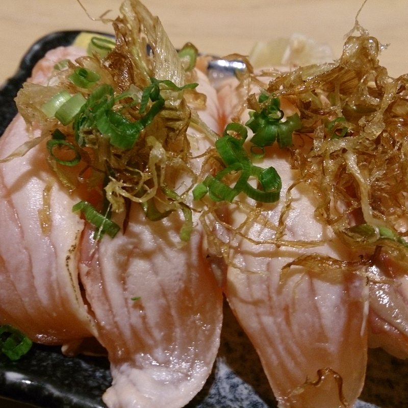 炙りサーモン揚げネギ添え(がってん寿司 承知の助 イオンモール羽生店)