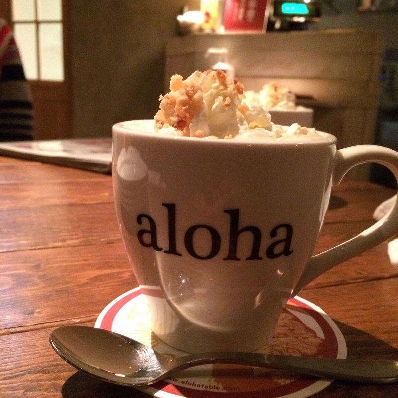ALOHA TABLE FAMOUS マカダミアンナッツ ラテ(ALOHA TABLE Kyobashi)