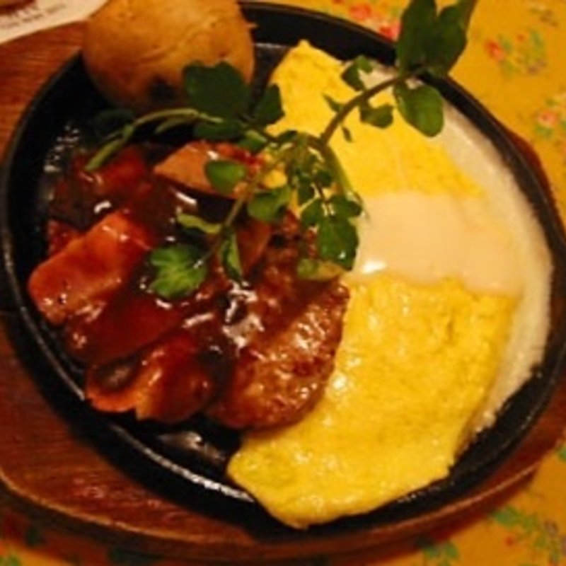 チーズオムライス ハンバーグ添え(ラケル新宿西口店)