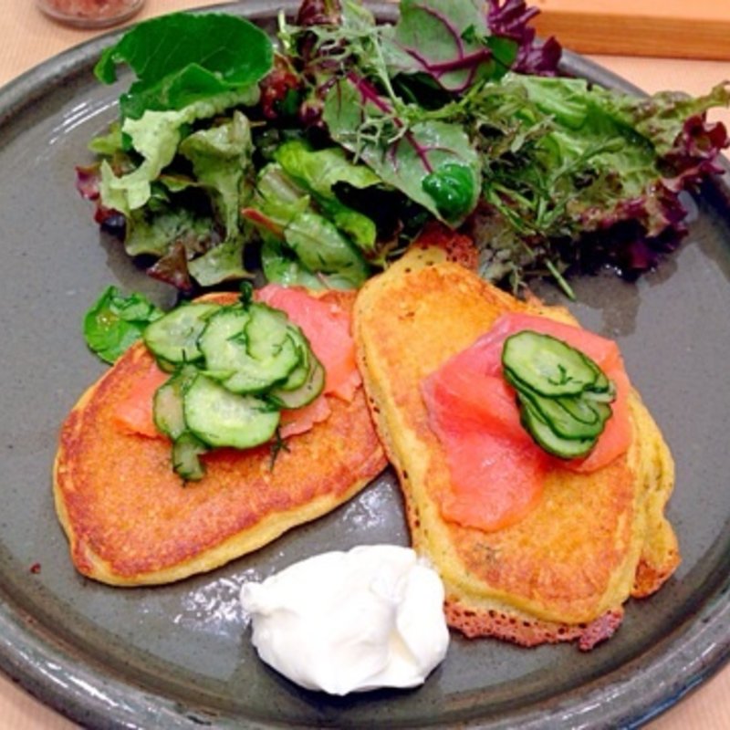 サーモンのポレンタパンケーキ(ローズベーカリー （Rose Bakery）)