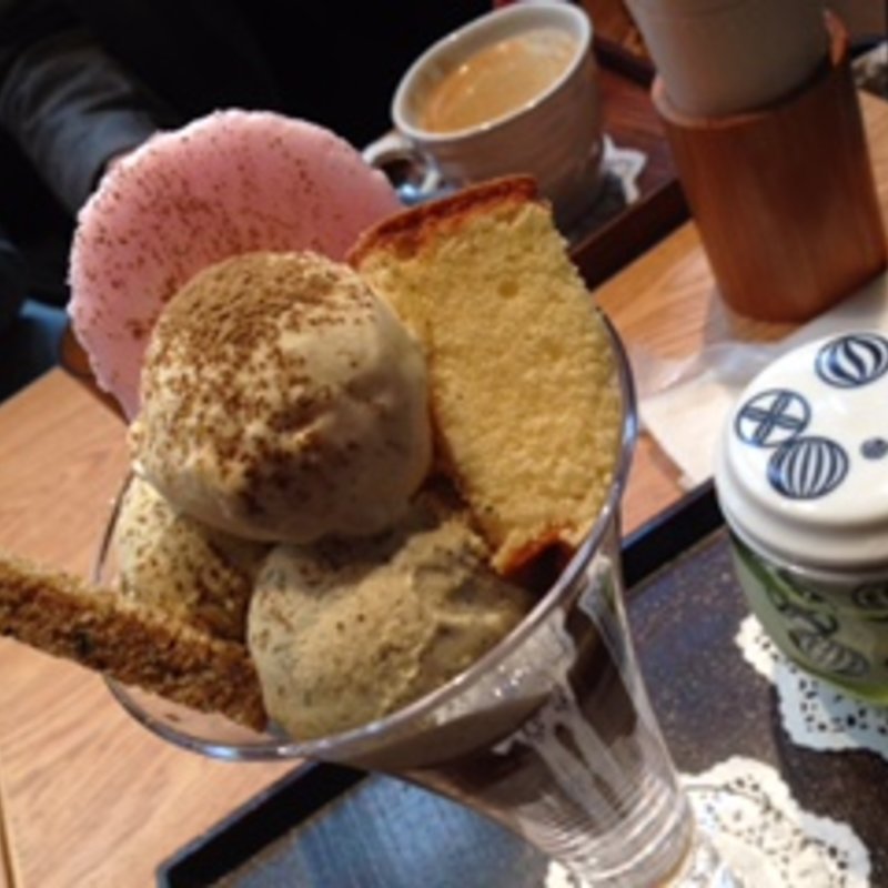 かわりばんこほうじ茶パフェ(カフェ ソラーレ Tsumugi LUCUA店 （カフェソラーレ ツムギ）)
