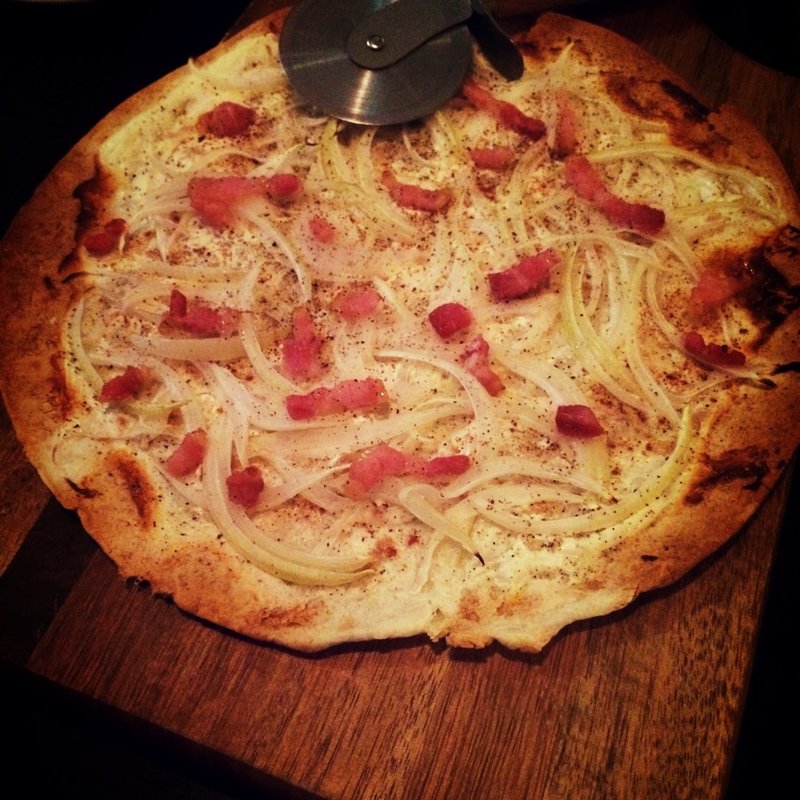 生ベーコンと玉ねぎのタルトフランベ(ビストロ&バル ピコレ)