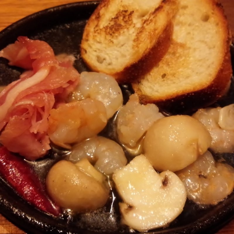 えびと生ハムとマッシュルームのアヒージョ(HOME 狛江駅前店)