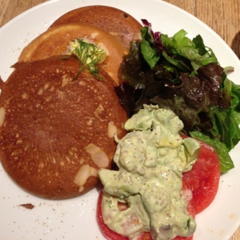 エビアボカドパンケーキ　セット(カフェ＆ブックス ビブリオテーク 東京・有楽町（café & books bibliothèque Tokyo Yurakucho）)