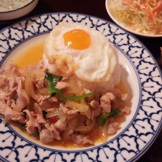 鶏肉バジル炒めのランチセット(トムヤムクン)