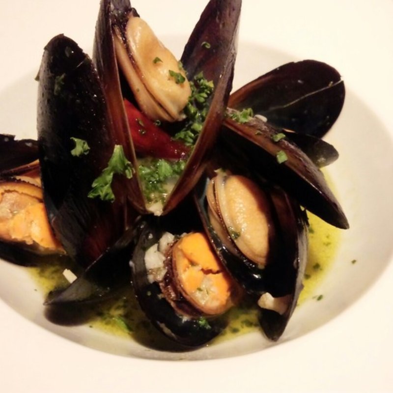 ムール貝の白ワイン蒸し(ラインワインダイニング （LINE WINE dining）)