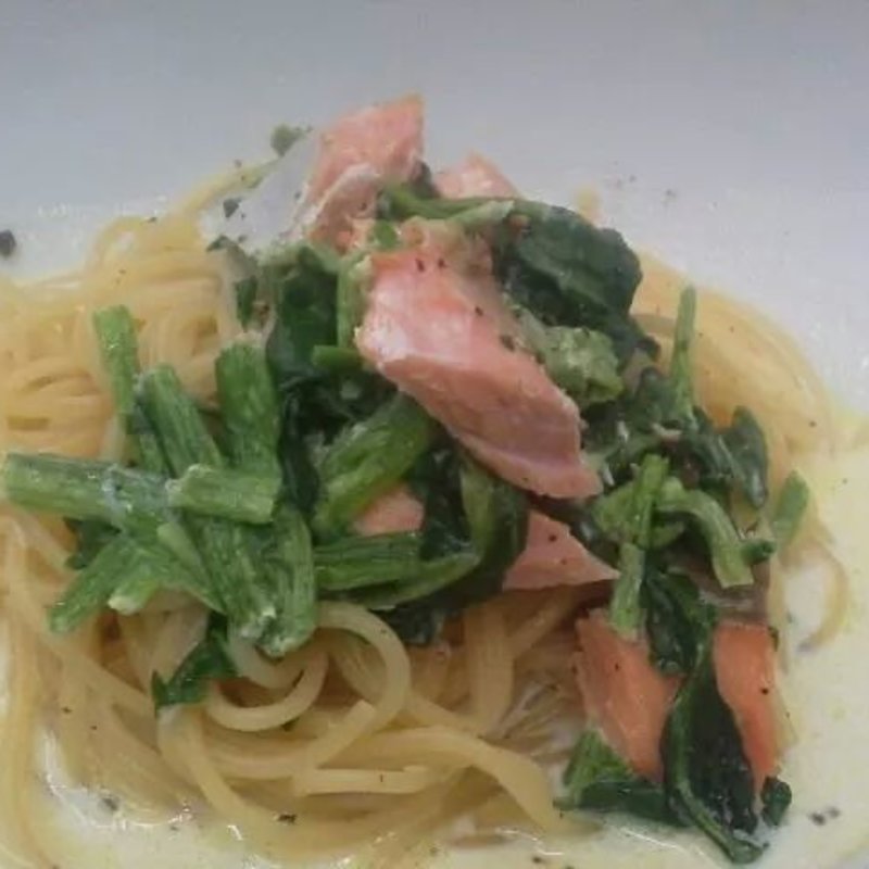 鮭とほうれん草のクリームパスタ(レナードの森)