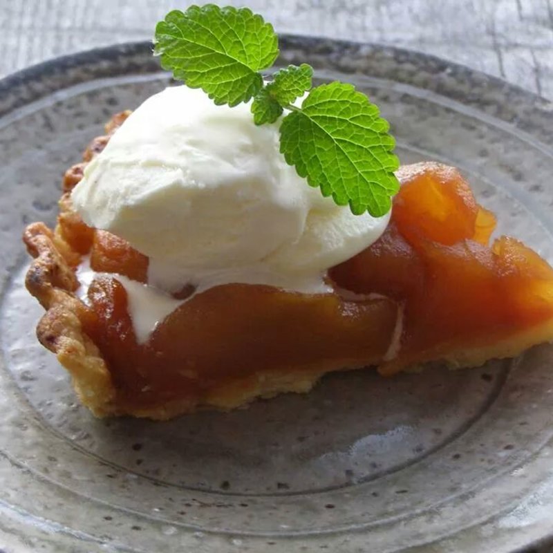 熱々アップルパイのアイスクリーム添え(ごはん屋ギャラリー猫車)