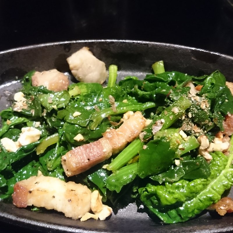 寒締めホウレン草と塩漬け豚バラ肉のバター炒め(芋蔵 横浜鶴屋町店)