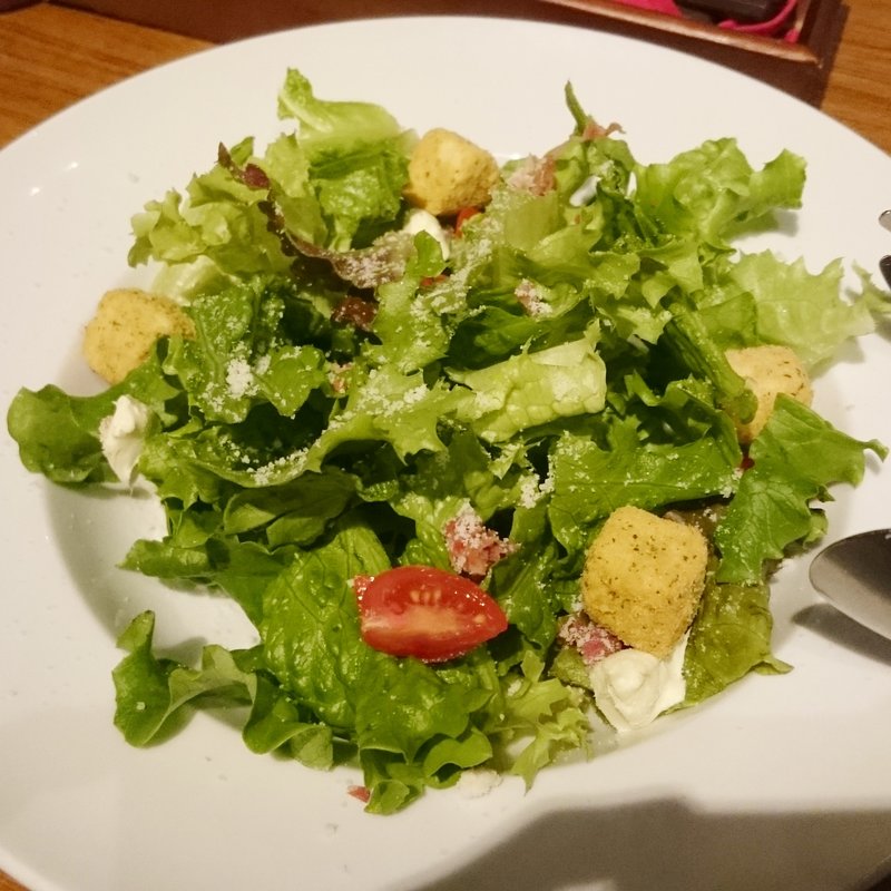 大きなクルトンとクリームチーズのシーザーサラダ(BARU＆DINING GOHAN みなとみらいセンタービル店 （バルアンドダイニング　ゴハン）)