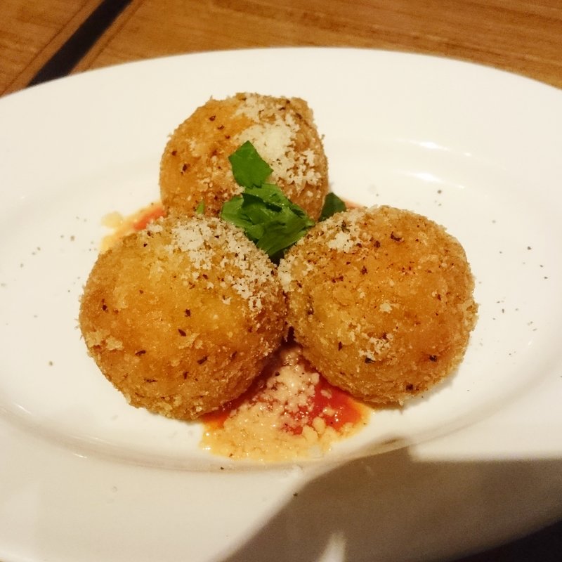 チーズinライスコロッケ(BARU＆DINING GOHAN みなとみらいセンタービル店 （バルアンドダイニング　ゴハン）)