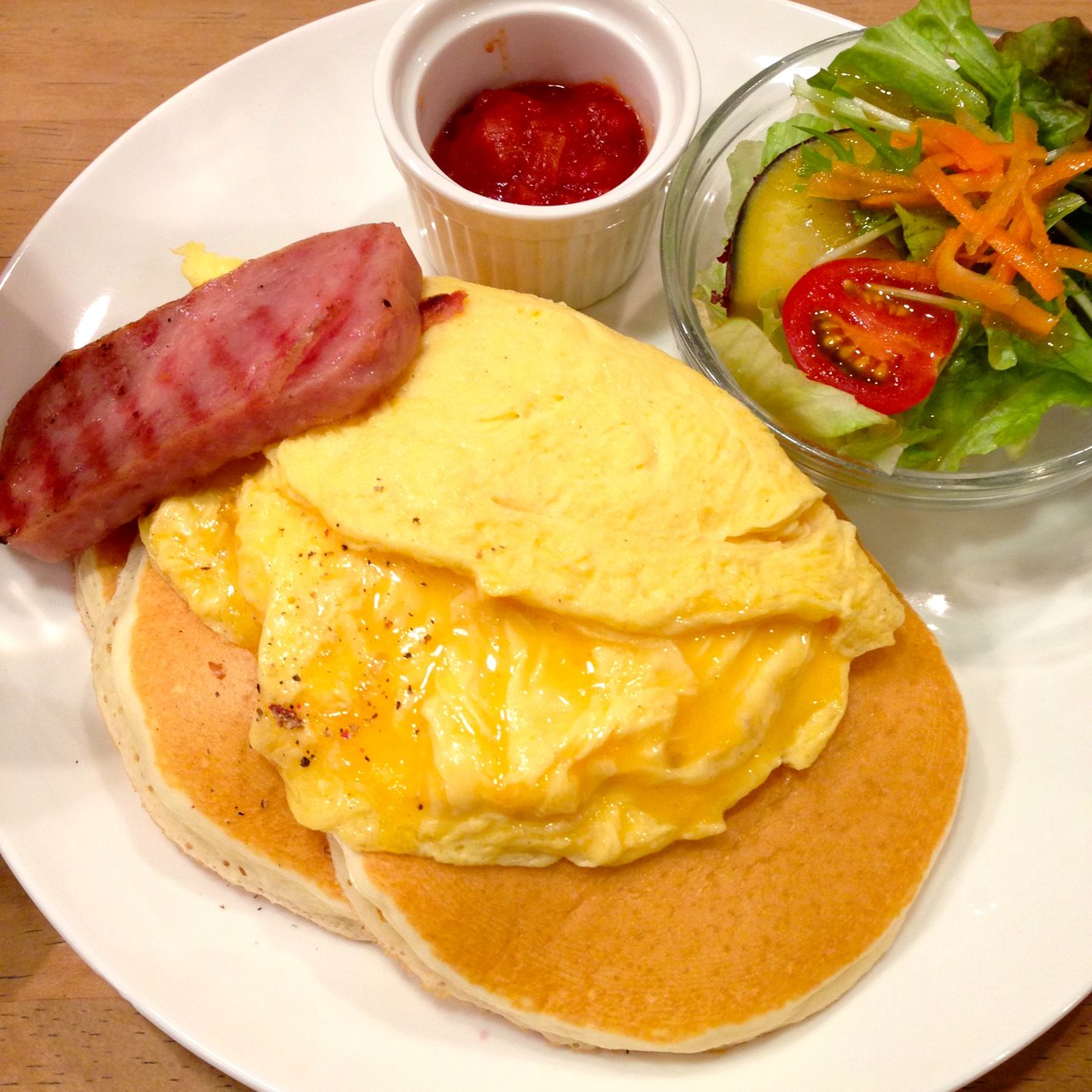 半熟オムレツとスパムのパンケーキ パンケーキママカフェ Voivoi ヴォイヴォイ の口コミ一覧 おいしい一皿が集まるグルメコミュニティサービス Sarah