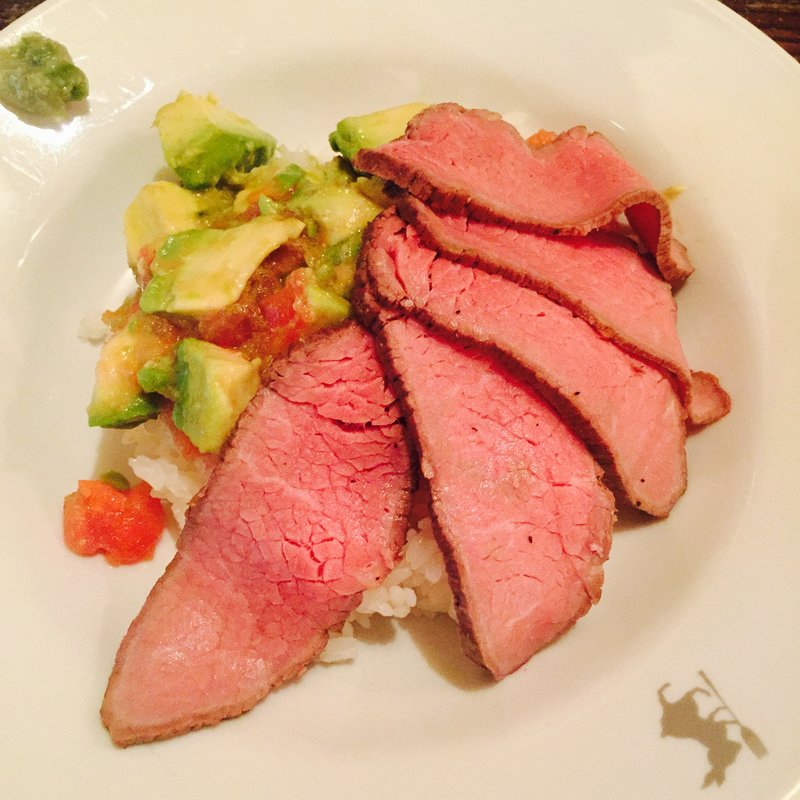 アボカドローストビーフ丼(ウサギ)