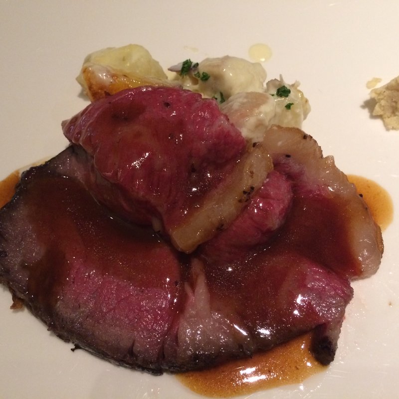 ローストビーフ3種芋のチーズグラタン添え(アニヴェルセル カフェ 表参道)