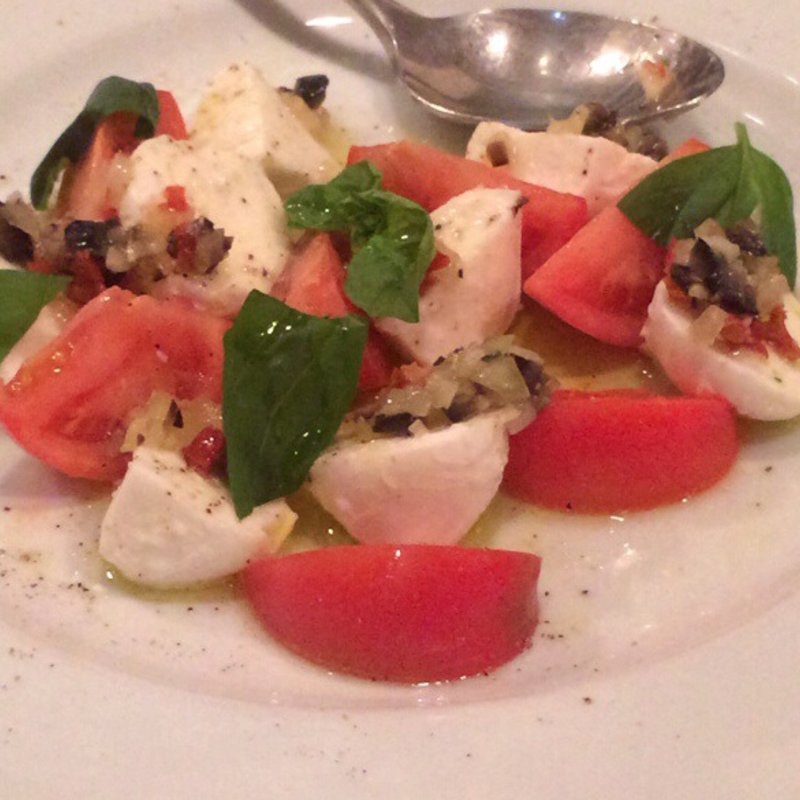 フレッシュトマトと水牛モツァレラのカプレーゼ(RYU dining kitchen)