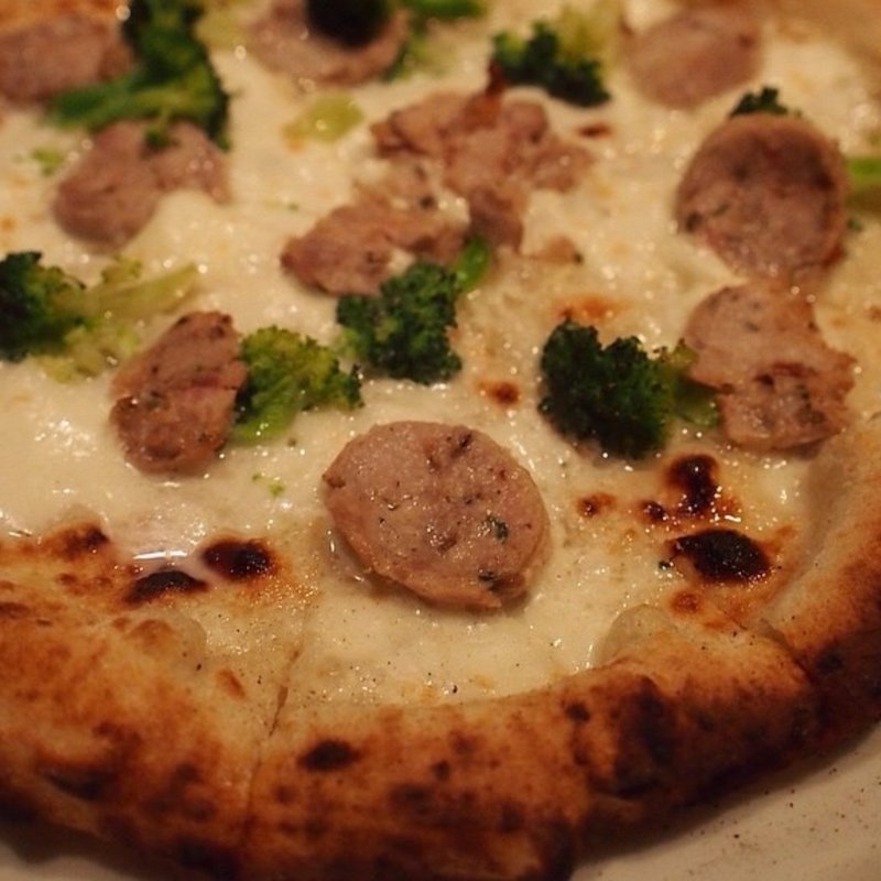 ブロッコリーとソーセージのピザ(パルテノぺ 恵比寿店)