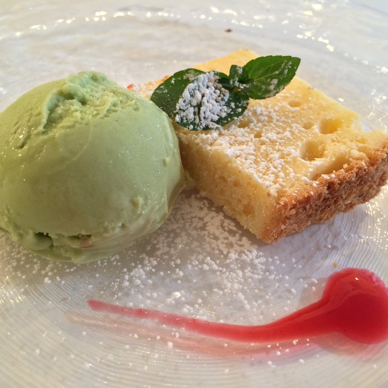 ピスタチオアイスと焼菓子盛り合わせ(お魚＆江田島バール Paccio)