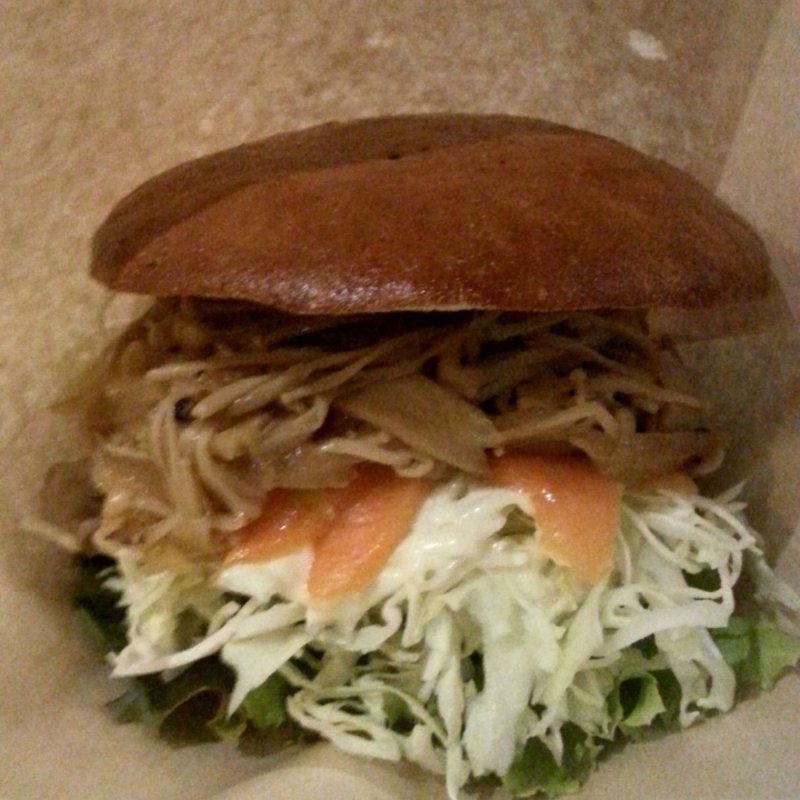 サーモンとキノコのベーグルサンド(福カフェ)