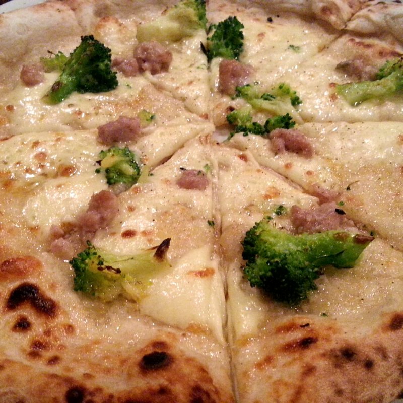 自家製ソーセージとブロッコリーのピッツァ(PIZZERIA BACI （ピッツェリア バーチ）)