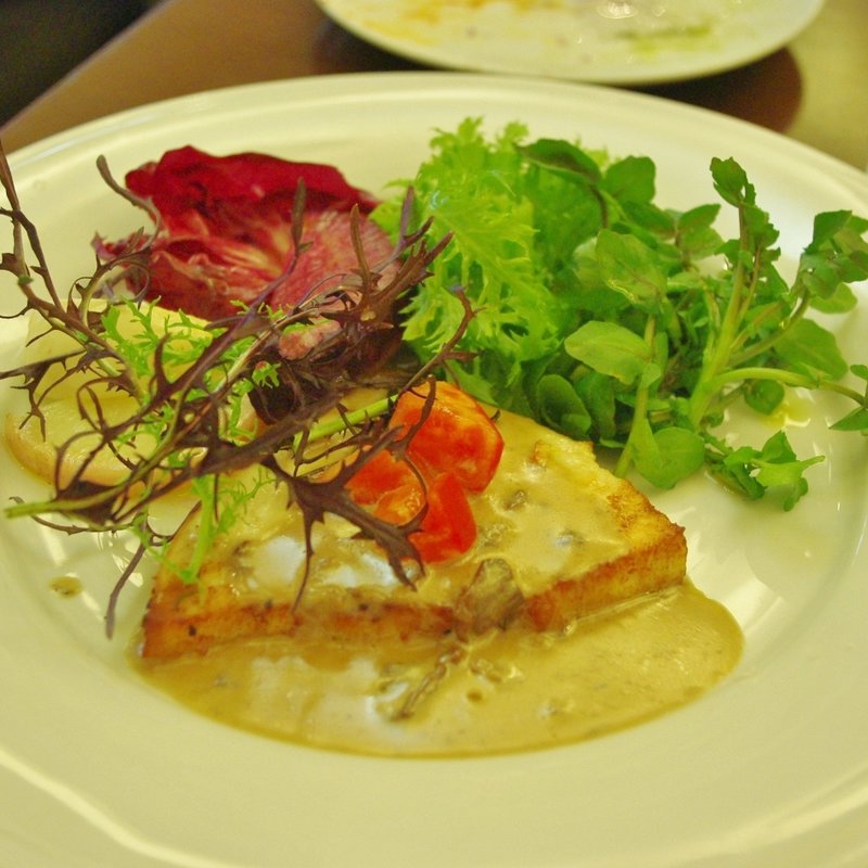 築地で買い付け鮮魚のポワレ イタリア産ポルチーニ茸の白ワインソース(ラファリーナ )