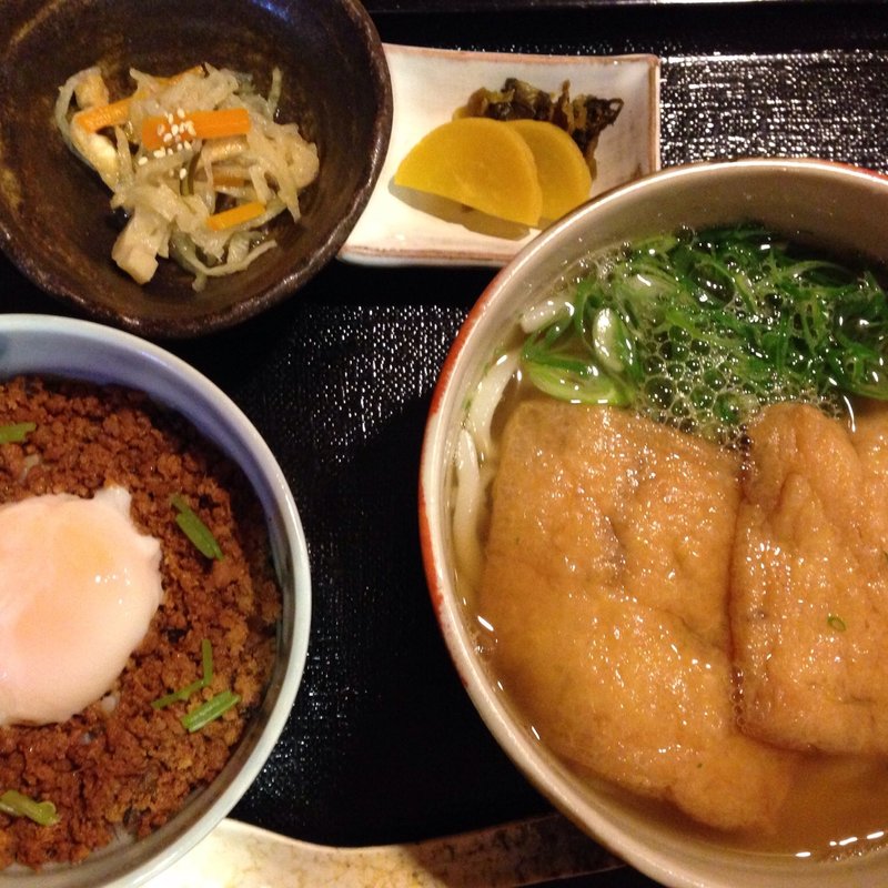 きつねうどんと日替ミニ丼のセット(手打ちうどん 紅葉庵)