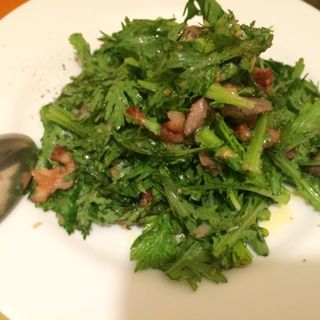 ベーコンと砂肝の春菊のサラダ(kitchen cero)