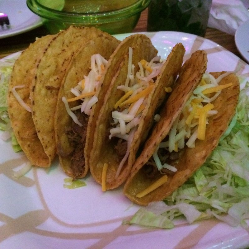 ハードシェルビーフタコス(MUCHO MODERN MEXICANO)