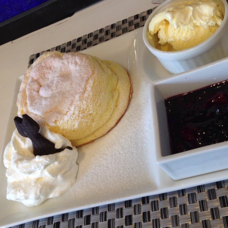 ベリーソースのパンケーキ(アカネコ)