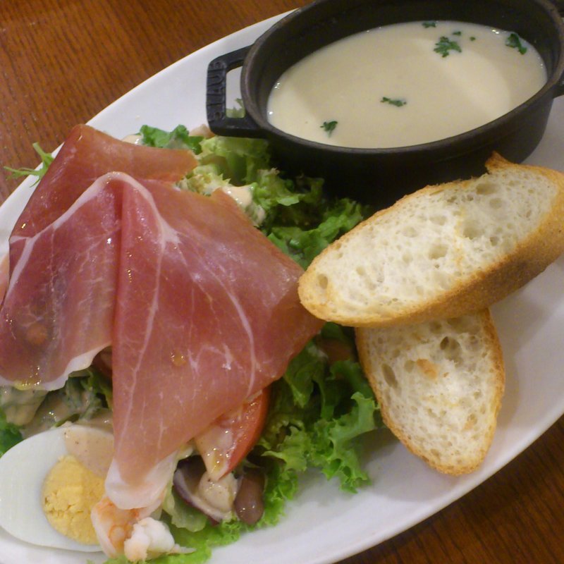  パルマ産生ハムと海老のボリュ－ムサラダ (カフェ＆ブックス ビブリオテーク 大阪・梅田 （café & books bibliotheque）)