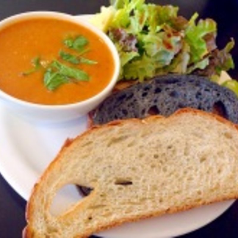 トマト＆バジルのスープ（パン・サラダ付き）(アイランド・ヴィンテージ・コーヒー 青山店 )