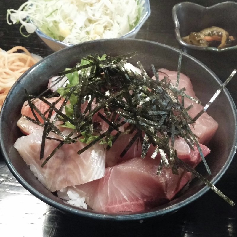 漬けマグロ丼(魚目)