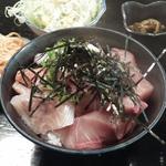 漬けマグロ丼(魚目)